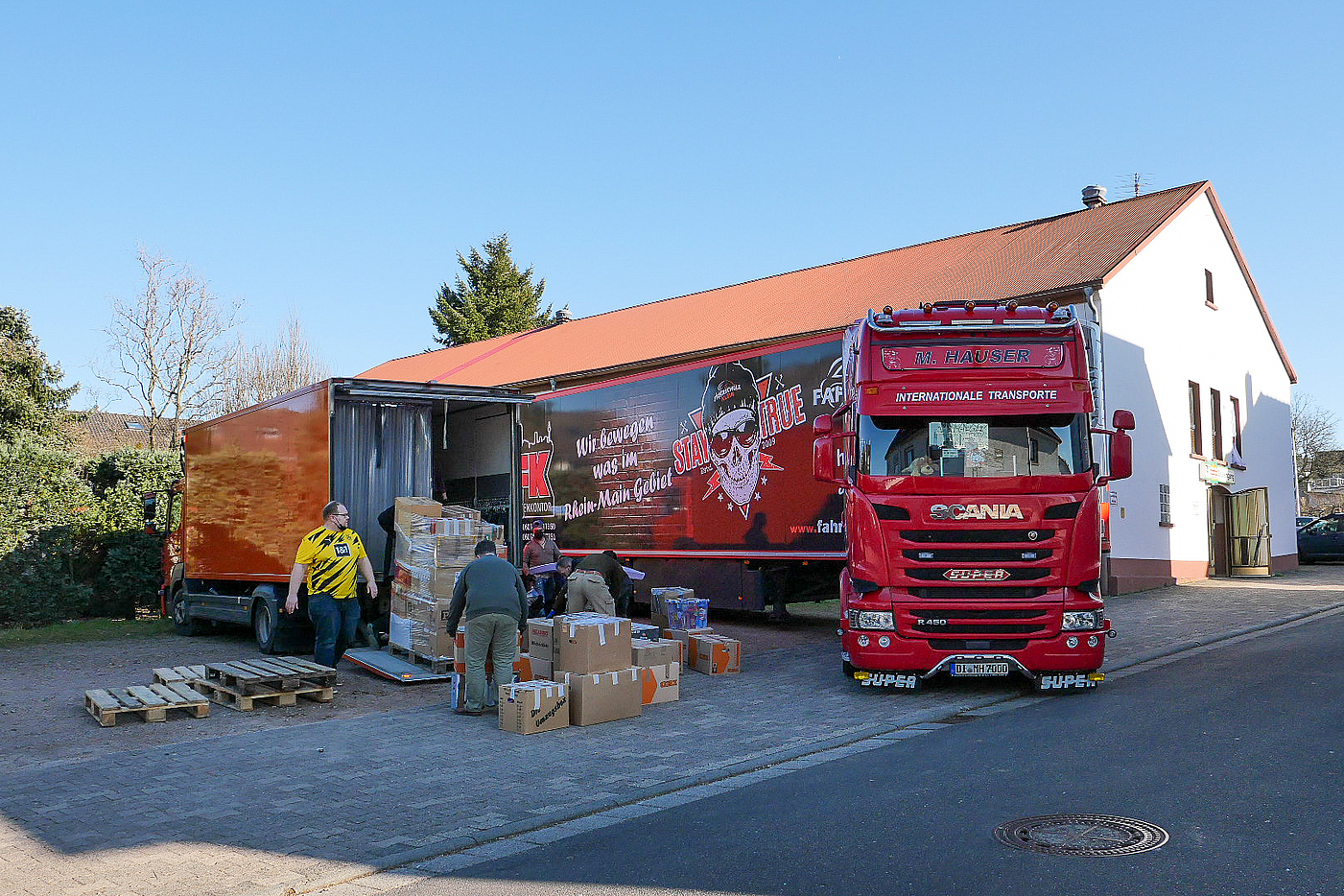 LKWs werden beladen