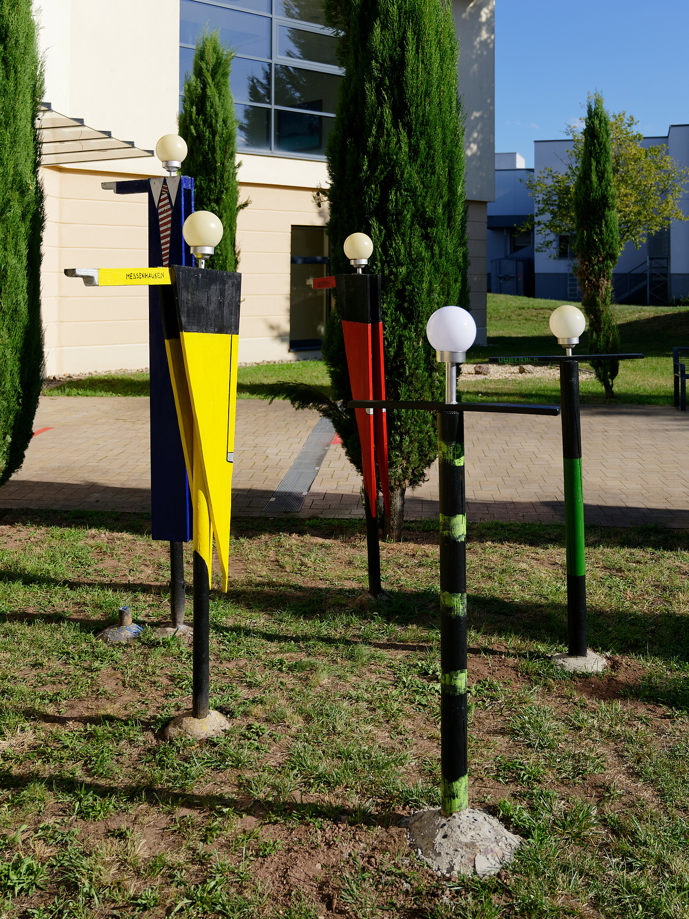 Skulptur "Die Repräsentanten" vor dem Badehaus.