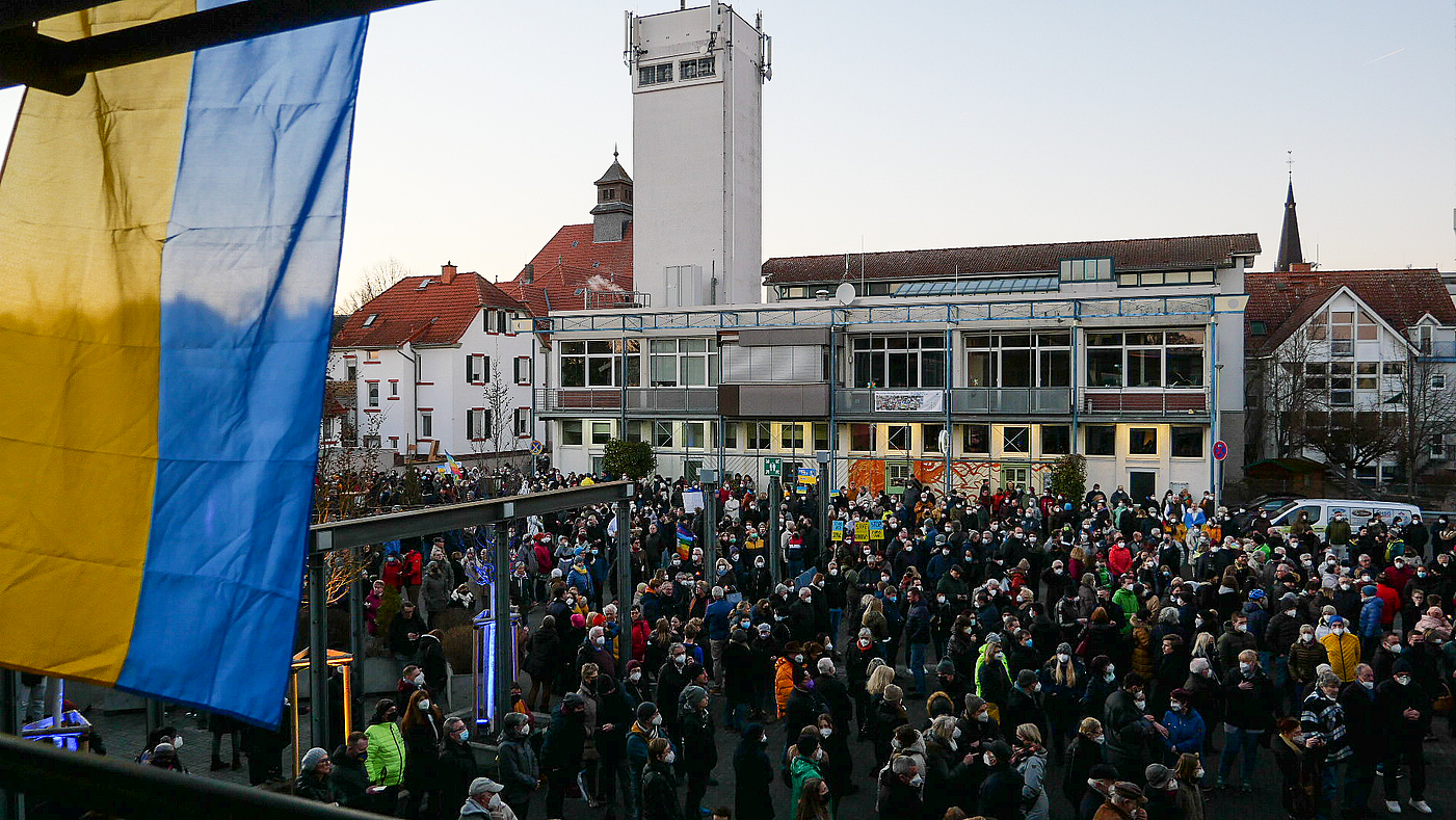 Blick über den Vorplatz, auf dem sich 800 Rödermärkerinnen und Rödermärker als Zeichen der Solidarität versammelt haben.