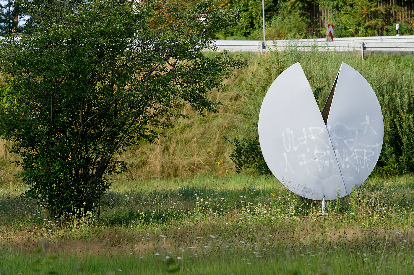 Stahlskulptur in Form einer abstrakten Blüte.