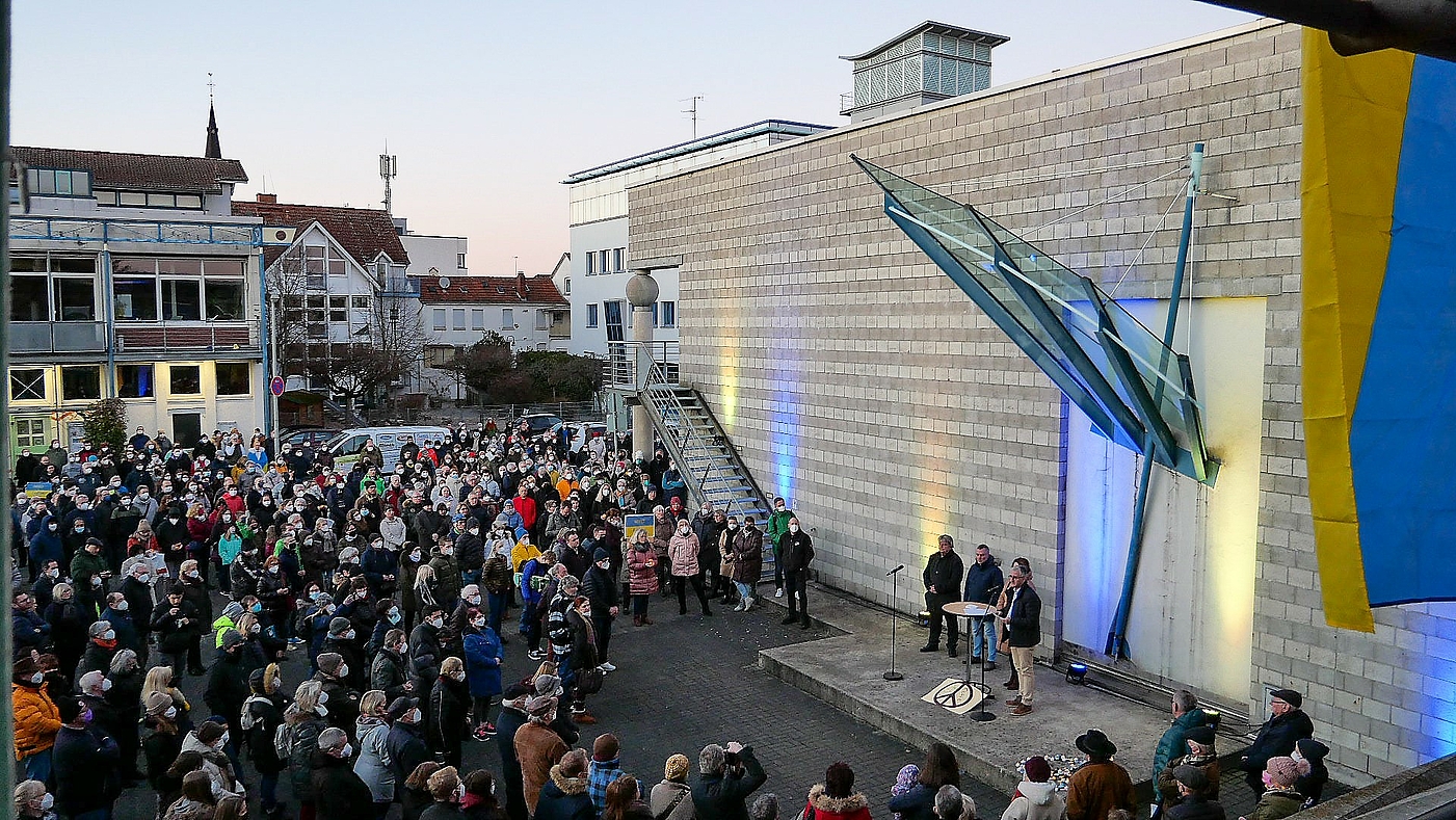 Vorplatz der Kulturhalle bei der Mahnwache am 27. Februar