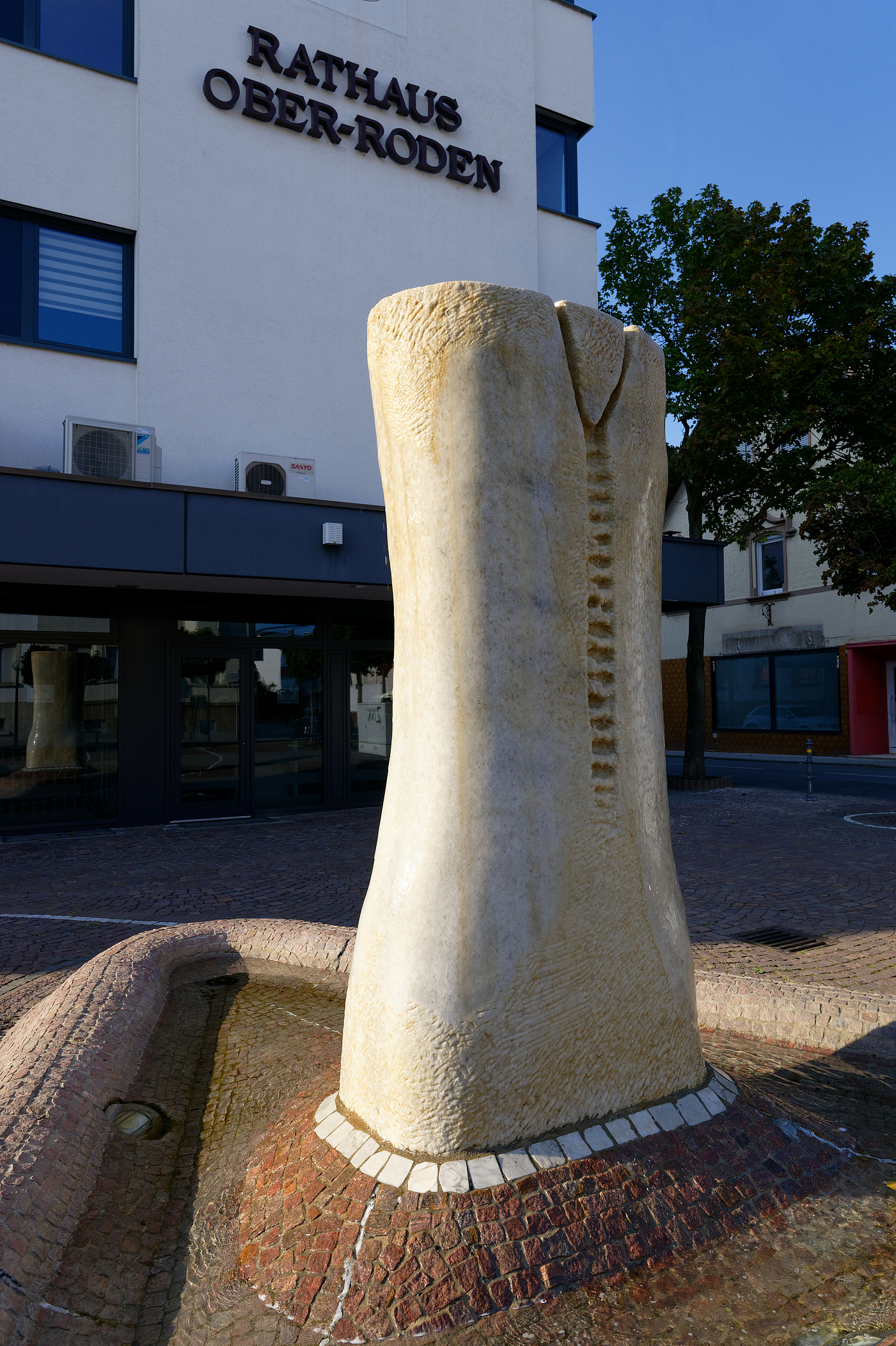 Brunnenstein, Skulptur auf dem Rathausplatz Ober-Roden.