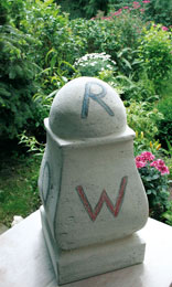 Steinskulptur mit den Anfangsbuchstaben der Rödermärker Stadttteile.